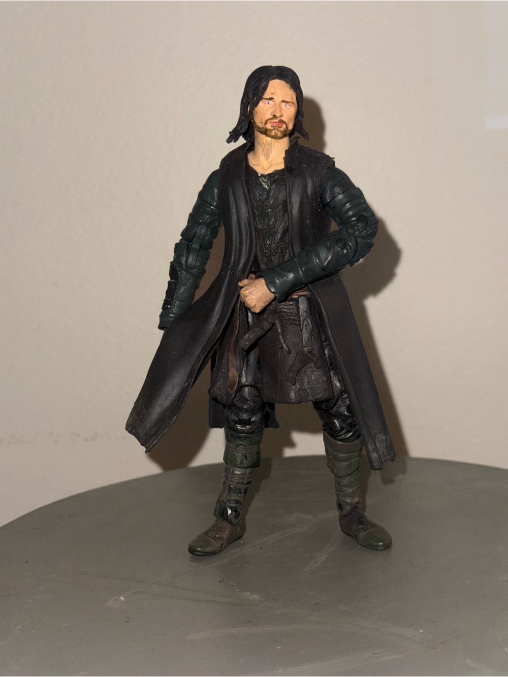 ToyBiz 6-inch Lord of the Rings Aragorn action figure from 2001 - Picture 2 of 6